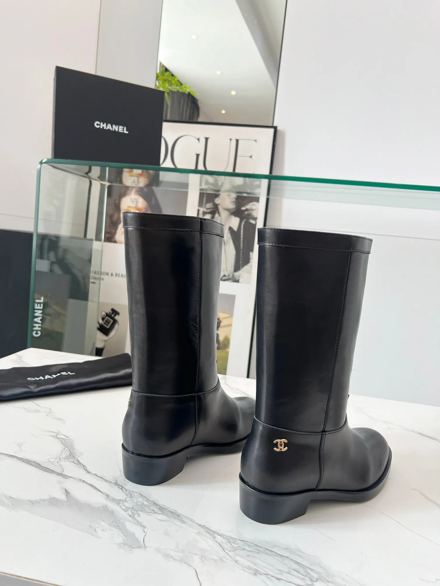 👟👟Ex-factory price 680👟👟 Top quality🔥Chanel 25 autumn and winter small fragrant suede color-blocked knight mid-high boots! Retro style boots Western cowboy boots! Unique western boot design with smooth curves and irregular edges like free lines in the wilderness! With a casual and free flavor. Let every step be uninhibited and refined! Whether it is paired with smart suit pants to create a cool urban style, or matched with an elegant dress to create a strong and soft aesthetic. Or pair it with jeans to create an authentic western style! The upper is made of first-layer cowhide stitched with suede. The inner lining is water-dyed cowhide. Number of yards: 35-40 (41 is custom-made and cannot be returned or exchanged). Comes with original packaging.